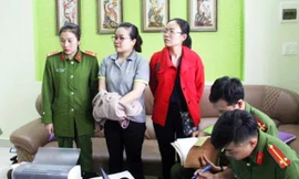 Nguyễn Thị Huyền Trang áo xám) bị bắt tạm giam.