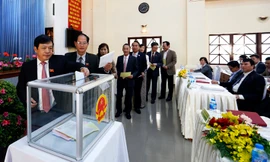 Các đại biểu HĐND tỉnh Lâm Đồng tham gia bỏ phiếu tín nhiệm