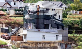 Công trình xây dựng không phép đang bị tháo dỡ