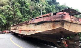 Xe đầu kéo chở thuyền 'khủng' gây tắc nghẽn đèo Bảo Lộc