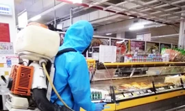Phun thuốc khử trùng cơ sở kinh doanh ông M.N đã đến.