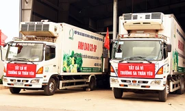 Chở quà tặng xuống cảng Cam Ranh