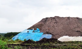 Dãy "núi" chất thải án ngữ trước khu dân cư