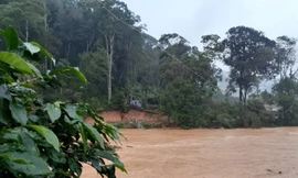 Nước lũ dâng cao