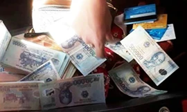Một số tờ tiền cắt ghép giấu trong cốp xe của đối tượng