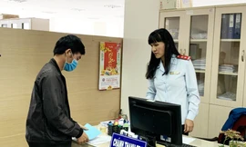 Thanh tra Sở TT-TT Lâm Đồng tống đạt quyết định xử phạt cho ông Minh