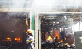 Dãy ki ốt bị bà hỏa tấn công