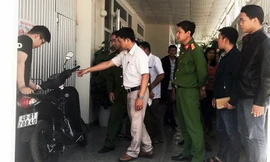 khám nghiệm nơi hai cha con bị trúng đạn