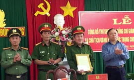 Thiếu tướng Bùi Văn Sơn trao thư khen cho Công an Đức Trọng