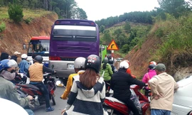 kẹt cứng tại một đường đèo ở Đà Lạt 