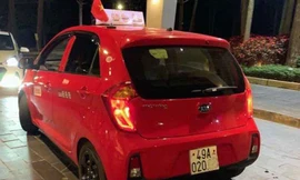 Vợ chồng ông T chụp lại ảnh chiếc taxi