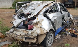 Chiếc taxi bị biến dạng sau tai nạn