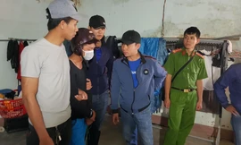 Đưa Vũ (người bịt khẩu trang) đến nơi giết vợ