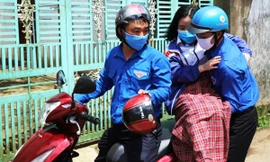 dìu thí sinh bị thương lên xe, chở đến điểm thi tốt nghiệp THPT