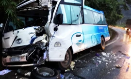 Xe khách chở 29 người đâm vào vách núi sau khi gây tai nạn