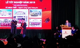 Trao bằng tốt nghiệp cho sinh viên Đại học Yersin Đà Lạt