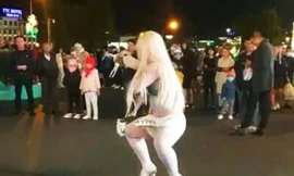 "biểu diễn thời trang" phản cảm ở phố đi bộ-ảnh chụp màn hình.