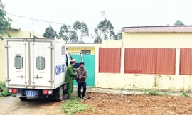 Di lý bị can về trại tạm giam.