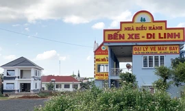 Vẫn chưa tháo dỡ căn nhà 2 tầng màu trắng xây không phép