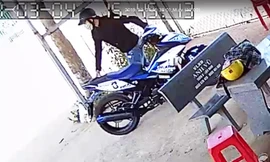 Đột nhập trộm xe máy nhà anh Sép-ảnh cắt từ camera