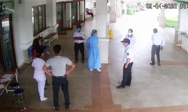 Ông Hùng chống nạnh đe dọa, xúc phạm nhân viên bệnh viện-ảnh cắt từ clip
