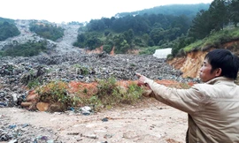 Núi rác từ trên đồi tràn xuống vùi lấp vườn hoa của dân