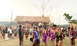 Ngôi nhà dài bên hồ Xuân Hương và buổi biểu diễn cồng chiêng của người Mạ