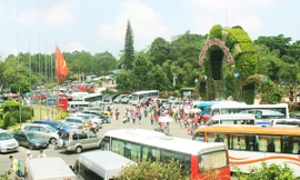 Kẹt xe nghiêm trọng, ô tô tràn lên lề đường.