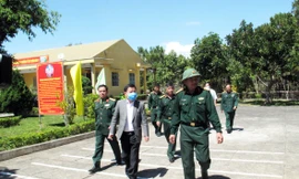 01-Ông Phan Văn Đa -Phó Chủ tịch Trung đoàn 994 Bộ Chỉ huy Quân sự tỉnh đang triển khai cách ly y tế tập trung