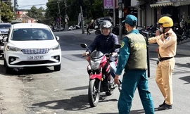 Xử phạt người không đeo khẩu trang trên đường phố Đà Lạt