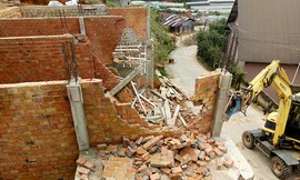 Tháo dỡ những căn nhà xây "chui"