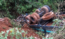 Xe tải lao xuống vực, nằm "phơi bụng"