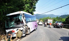 đầu xe khách bị dập nát