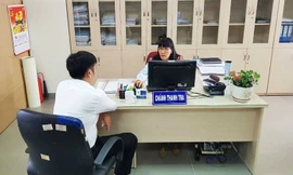 Thanh tra Sở TT-TT Lâm Đồng tống đạt quyết định xử phạt