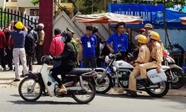 Thí sinh đến trường làm thủ tục dự thi.