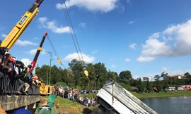 Nỗ lực trục vớt xe tải