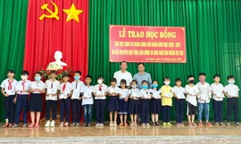 Hội Khuyến học tỉnh Lâm Đồng tro học bổng cho học sinh nghèo