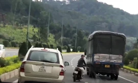 N.Q.T.S đánh võng giữa 2 làn đường trên cao tốc - ảnh cắt từ clip.