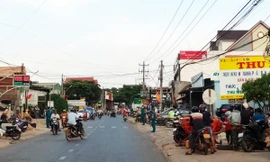 Lực lượng chức năng khám xét nhà của ông Minh