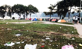 Cắm trại và xả rác ở hồ Xuân Hương