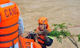 Cảnh sát dùng dây cáp kéo người bị luc cô lập qua suối