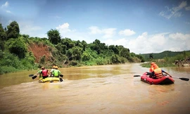 Lực lượng cứu hộ tìm kiếm người bị lũ cuốn trên sông Đạ Quay