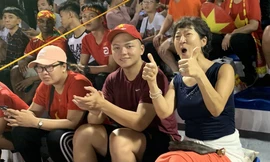 Cờ đỏ sao vàng tung bay trên khán đài 