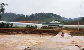 Mưa lớn khiến mực nước suối dâng cao, rất nguy hiểm khi qua đập tràn