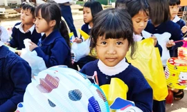 Trẻ vùng sâu hớn hở vì được tặng lồng đèn