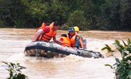 Nước lớn khiến xuồng cứu hộ di chuyển khó khăn.