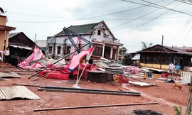 Nhà bị sập vì lốc xoáy