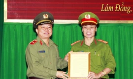 Thiếu tướng Bùi Văn Sơn trao thư khen cho Công an TP.Bảo Lộc