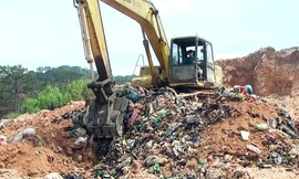 Khui hố rác chôn trái phép trong khuôn viên nhà máy