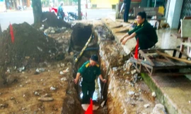 Công binh tháo gỡ các quả pháo